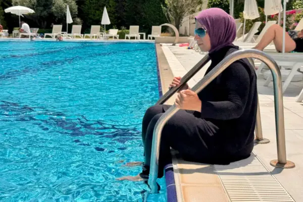 Three women expelled from the public pools of Burgos for swimming with burkini
