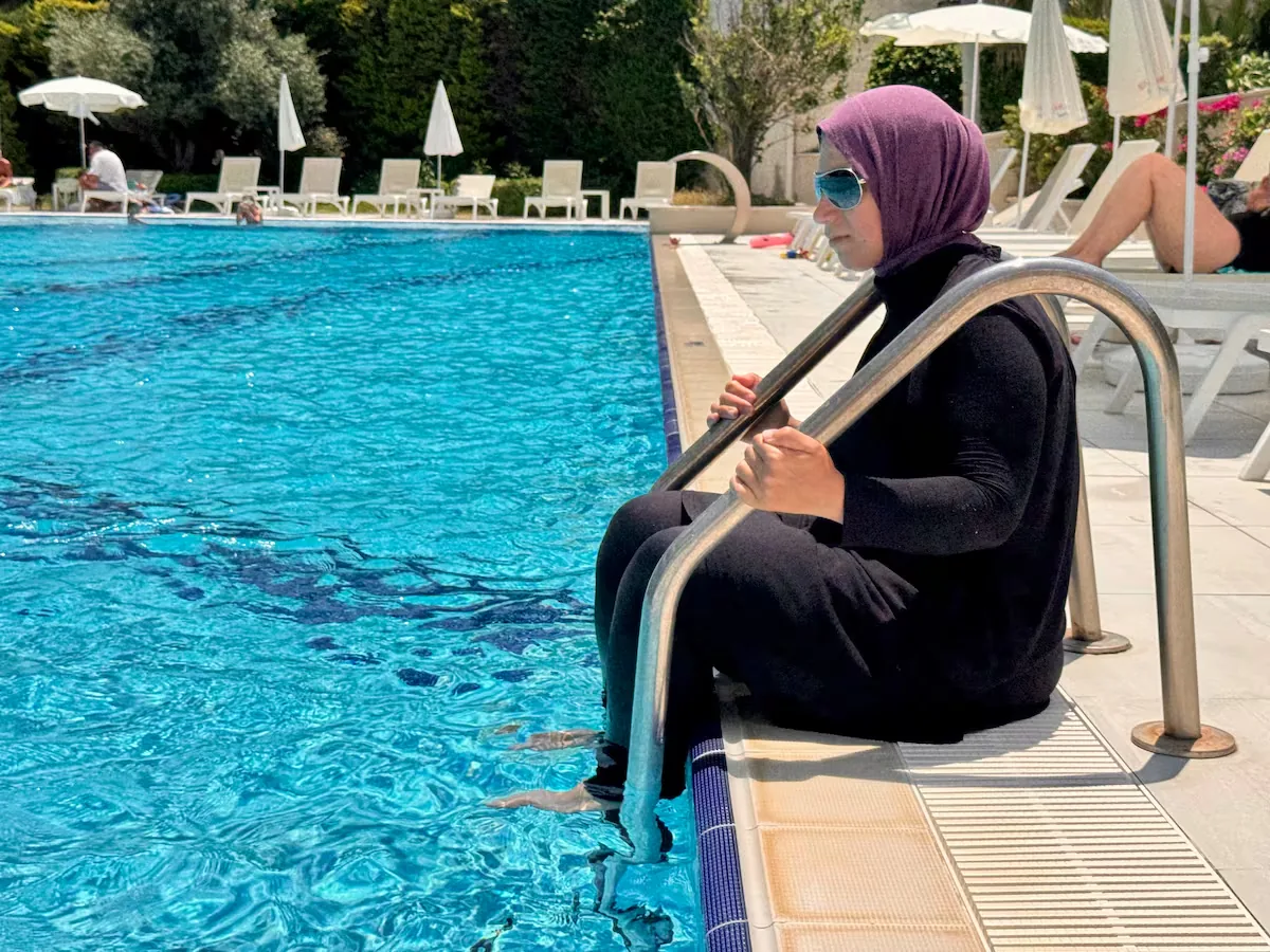 Three women expelled from the public pools of Burgos for swimming with burkini