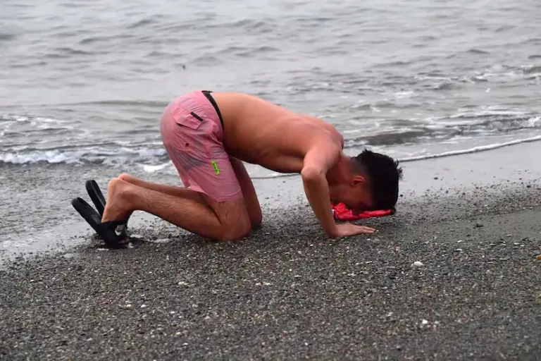 Police and civil guards warn of operational collapse in Ceuta due to the massive entry of migrants swimming: "We are overwhelmed"