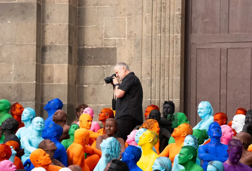 Nudes in front of the cathedral: Spencer Tunick vindicates LGTBIQ+ inclusion in an action in Las Palmas
