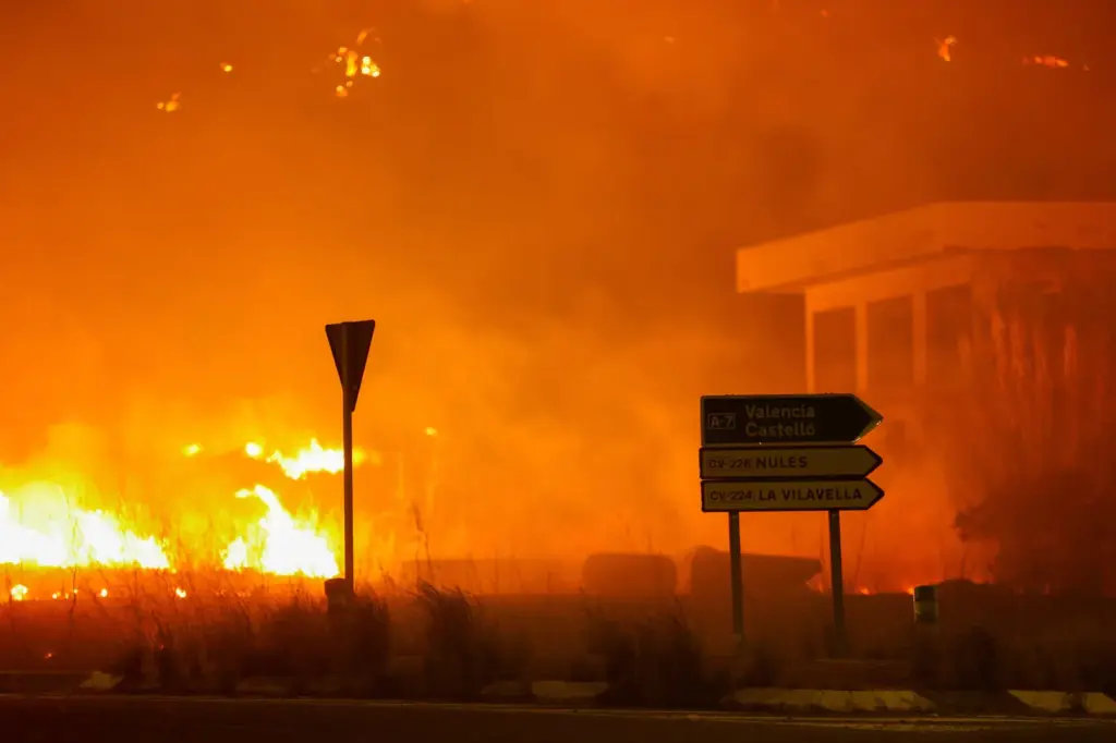 The La Vall d’Uixó fire advances uncontrollably through the Sierra de Espadán natural park with 16,000 evacuated