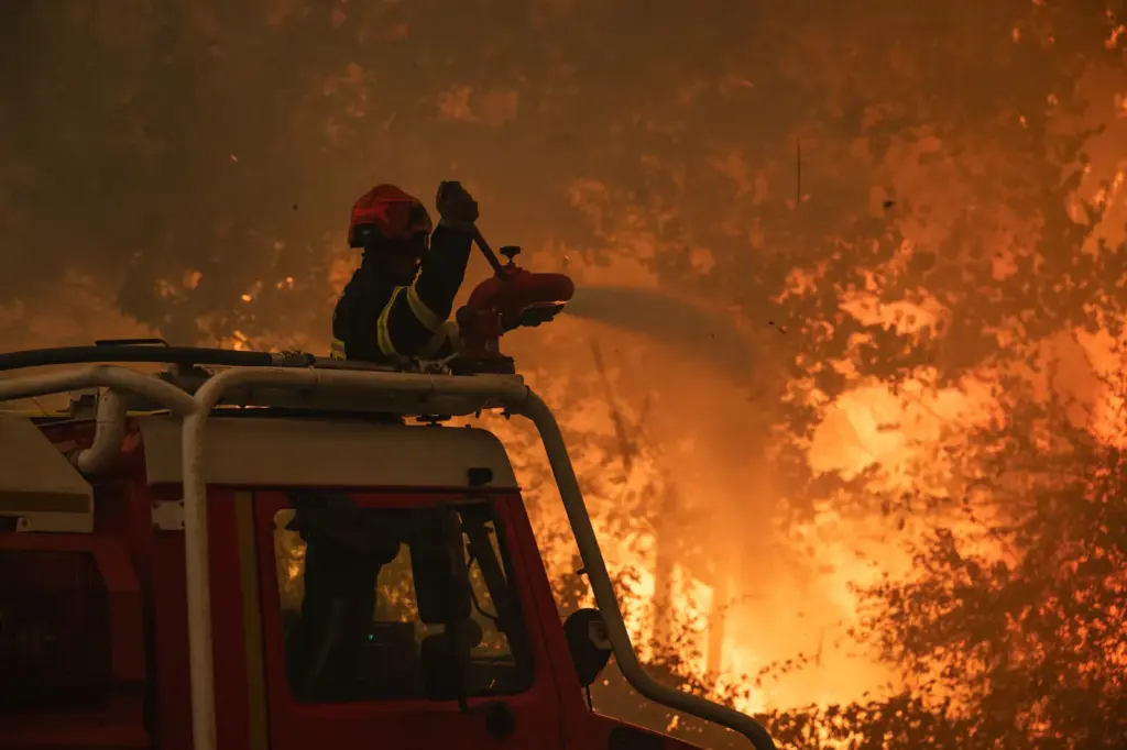The fire in southwestern France is approaching 30 kilometers from Bordeaux, although it is losing intensity
