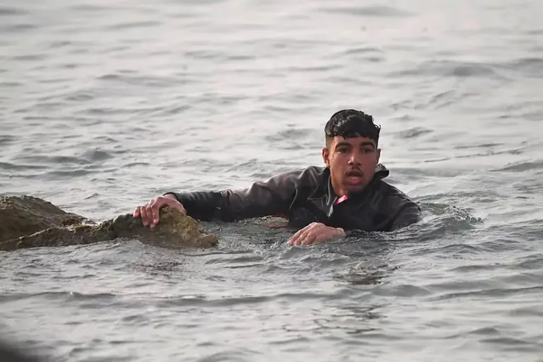 Police and civil guards warn of operational collapse in Ceuta due to the massive entry of migrants swimming: "We are overwhelmed"