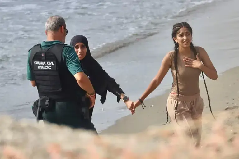 Police and civil guards warn of operational collapse in Ceuta due to the massive entry of migrants swimming: "We are overwhelmed"
