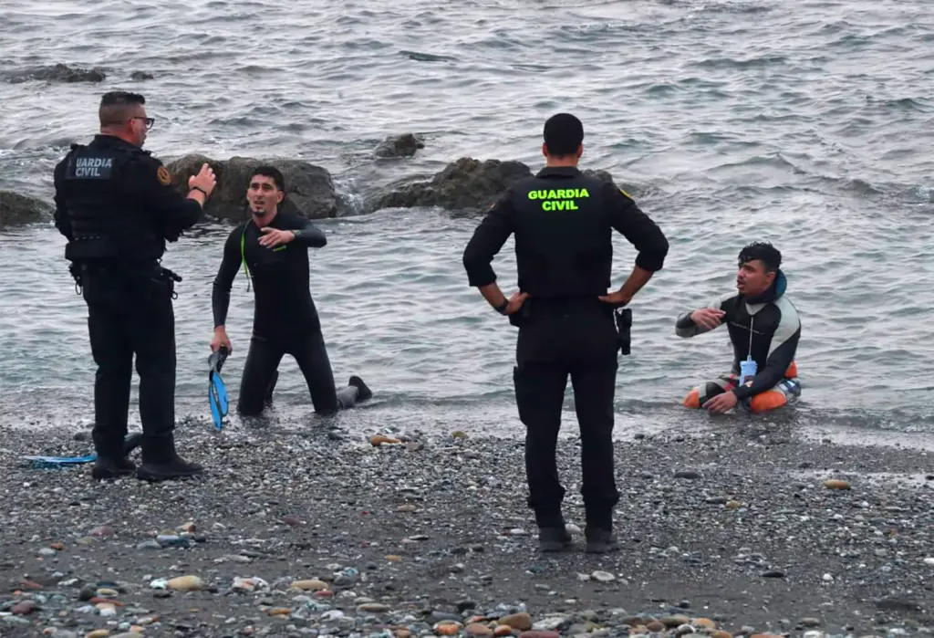 Police and civil guards warn of operational collapse in Ceuta due to the massive entry of migrants swimming: "We are overwhelmed"