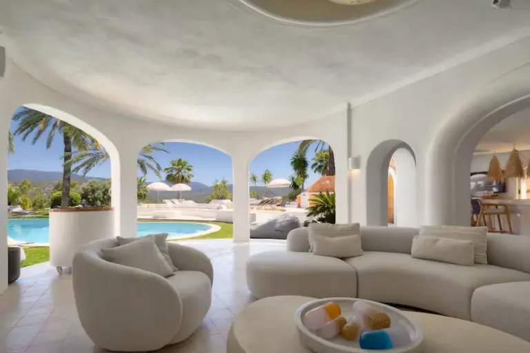 The three houses of the week: fluid lines on an Ibizan cove for 16.7 million euros
