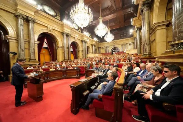 Together, PSC, ERC, Comuns and the CUP reform the Parliament's regulations to safeguard sanctions for hate