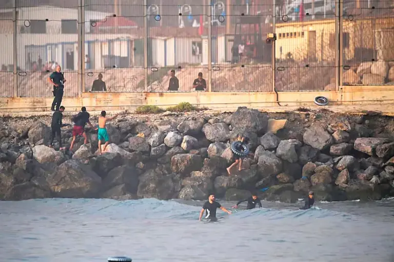 Police and civil guards warn of operational collapse in Ceuta due to the massive entry of migrants swimming: "We are overwhelmed"