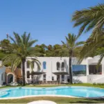 The three houses of the week: fluid lines on an Ibizan cove for 16.7 million euros