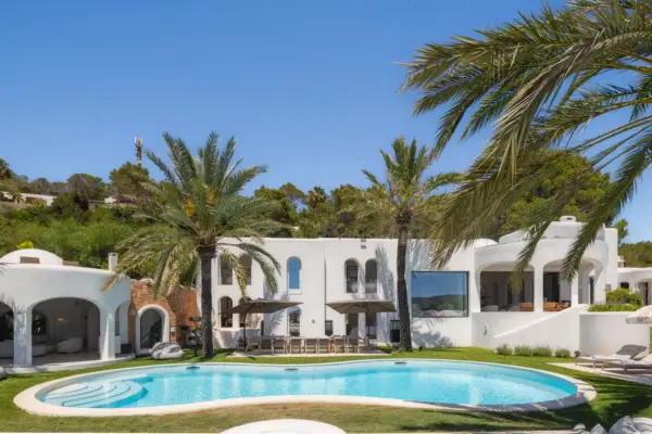 The three houses of the week: fluid lines on an Ibizan cove for 16.7 million euros