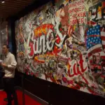 Los críticos se ríen de la obra artística de Adrien Brody: perros con bandana, pollo frito y un mural a lo Warhol
