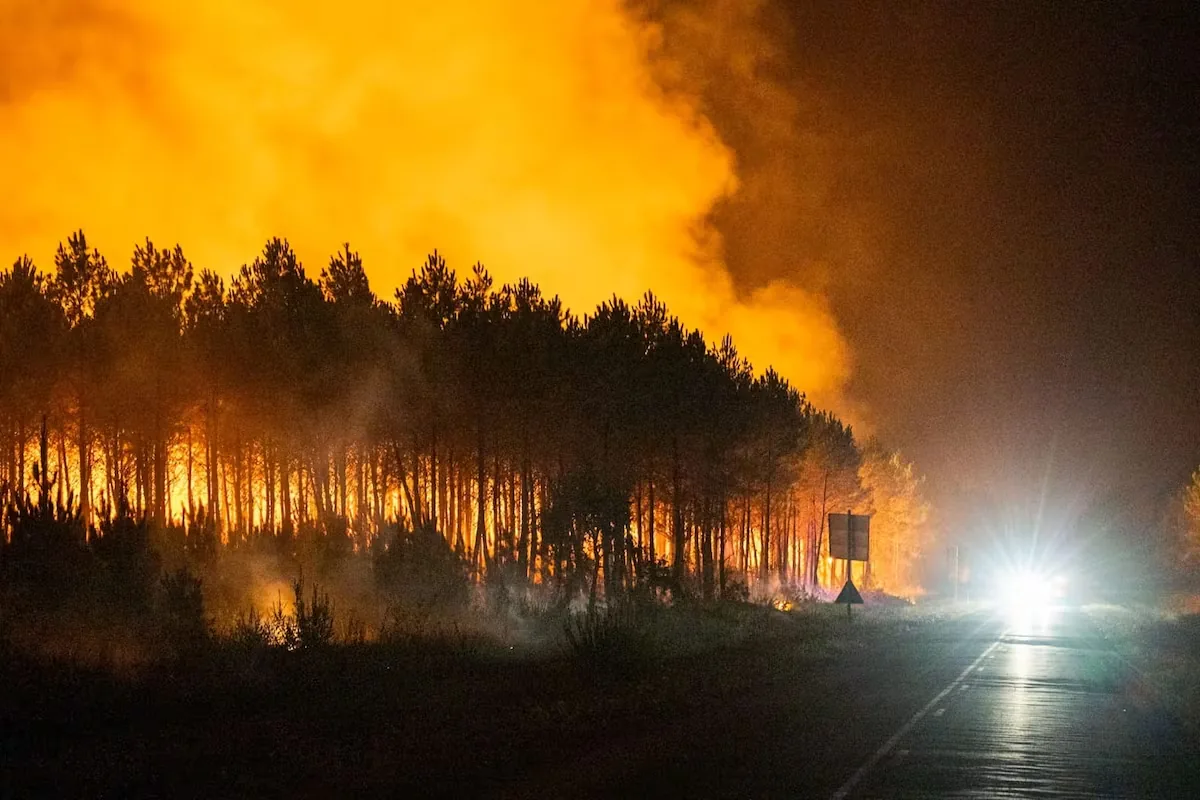 The fire in southwestern France is approaching 30 kilometers from Bordeaux, although it is losing intensity