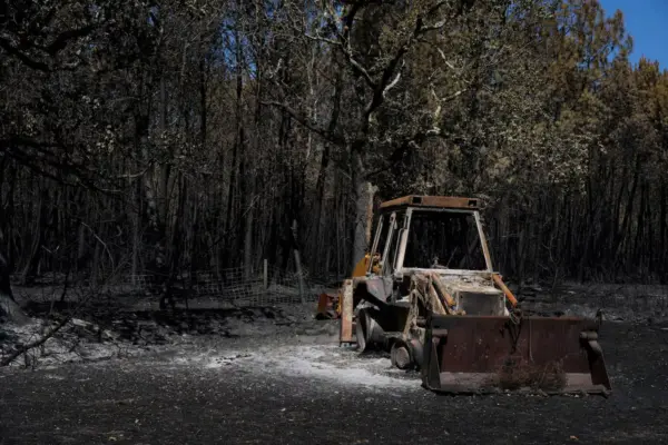 The reactivation in some areas of the wildfire in southwestern France forces the evacuation of 4,000 tourists