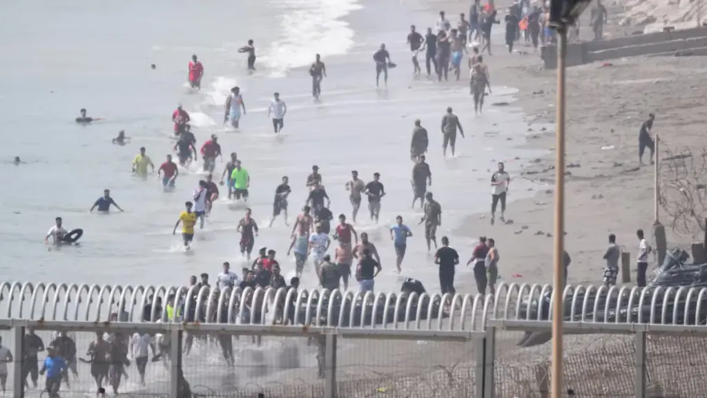 Police and civil guards warn of operational collapse in Ceuta due to the massive entry of migrants swimming: "We are overwhelmed"