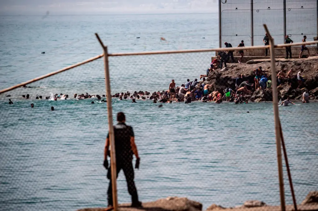 “No Morocco, no Morocco!”: thousands of immigrants enter Ceuta and beg the Civil Guard not to return them to their country