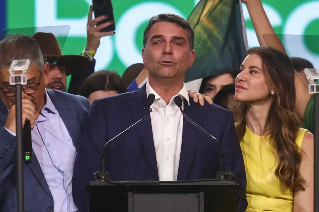 Flávio Bolsonaro se lanza a la carrera presidencial de Brasil con pocas alianzas y en el punto de mira de la justicia