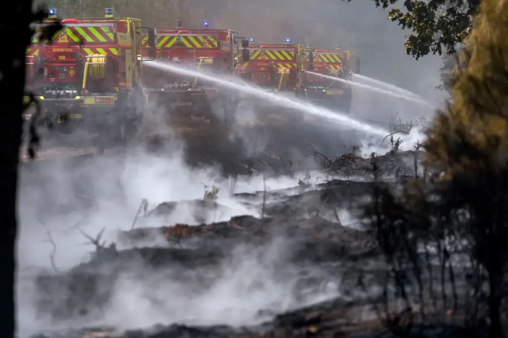 The fire in southwestern France gives a respite but remains uncontrolled