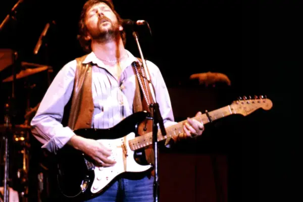 “Si hay algún extranjero en mi concierto, que se vaya”: las palabras racistas de Eric Clapton que cambiaron el rock británico