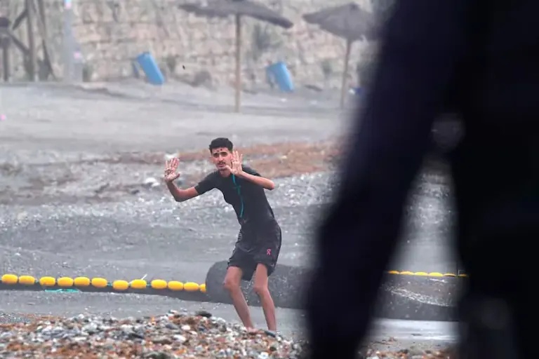 Police and civil guards warn of operational collapse in Ceuta due to the massive entry of migrants swimming: "We are overwhelmed"