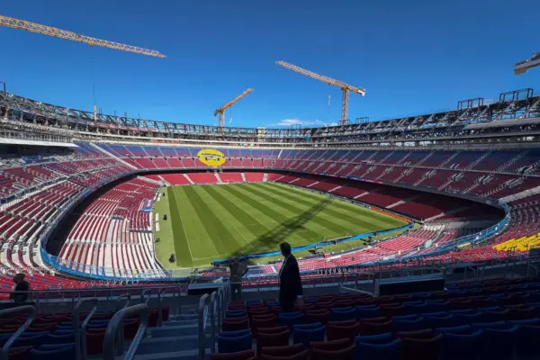 A 54-year-old worker dies while working on the Camp Nou construction site