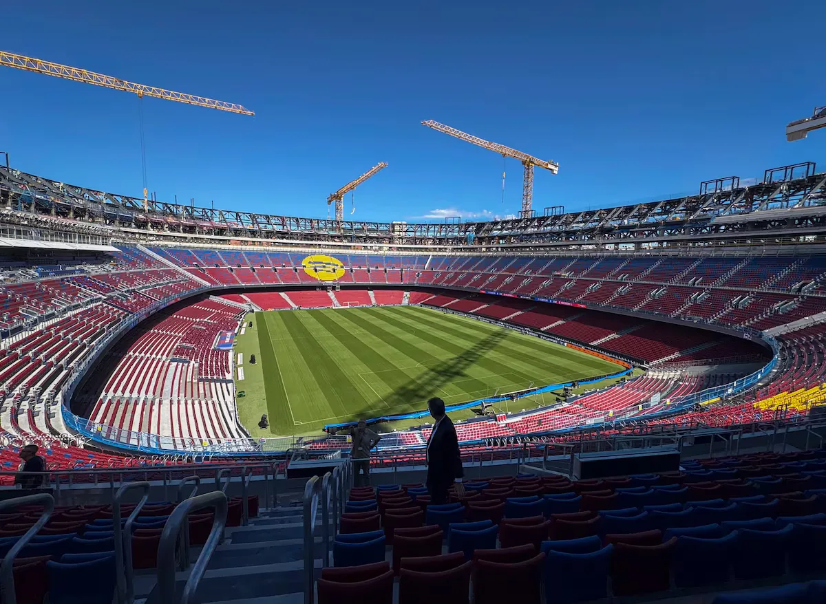 A 54-year-old worker dies while working on the Camp Nou construction site
