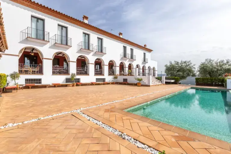 The three houses of the week: fluid lines on an Ibizan cove for 16.7 million euros