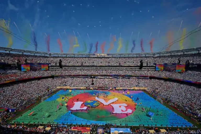 And the World Cup final turned into a Super Bowl: Shakira, Coldplay, BTS, and Dudamel fill the final with music and spectacle