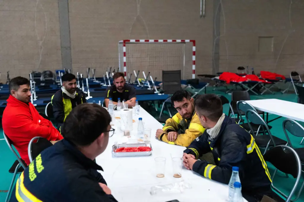 The thousand and one calamities of the firefighters of Castilla y León after the most serious fire in the history of Spain: "It is inhuman"