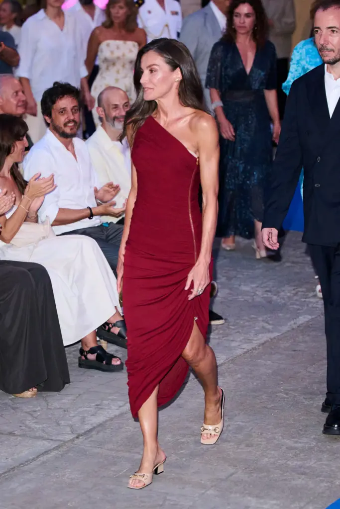 Red, asymmetrical and fitted: Letizia's Carolina Herrera 'look' in Mallorca