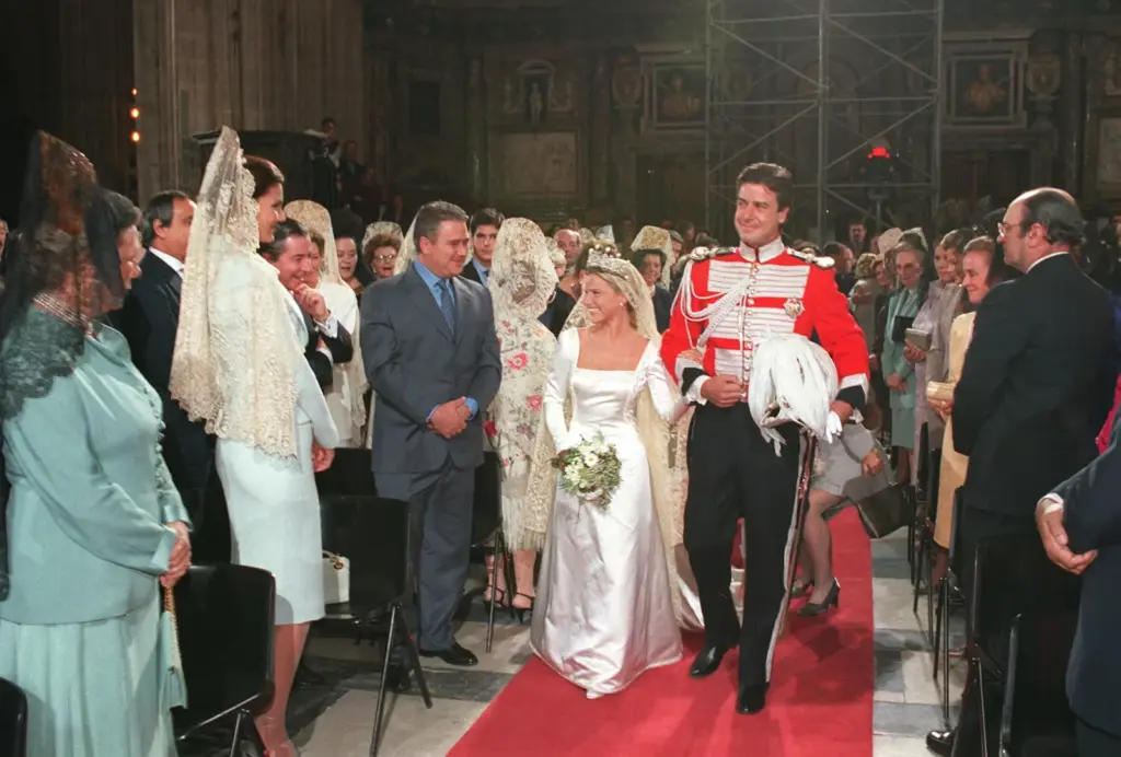 Cayetana Fitz-James Stuart vs Mar Flores: the day the duchess “knelt” before the model
