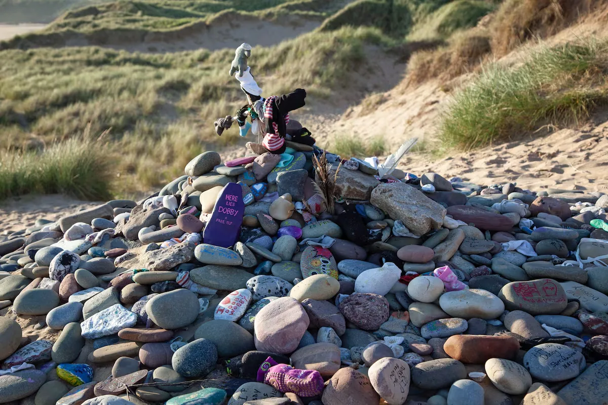 Harry Potter fans achieve the diversion of an electric cable to avoid "desecrating" the fictional grave of the elf Dobby