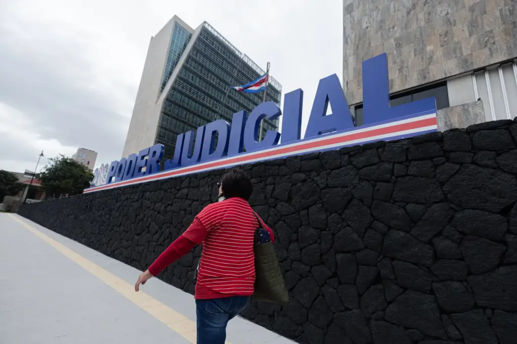 El Gobierno de Fernández escala la tensión en Costa Rica y acusa de “golpe de Estado” al Poder Judicial