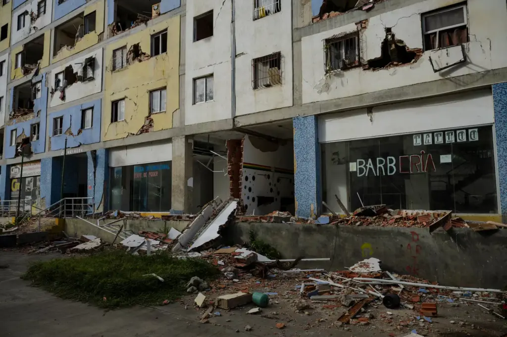Two months after the earthquakes in Venezuela, La Guaira returns to work without tourism and amid the rubble