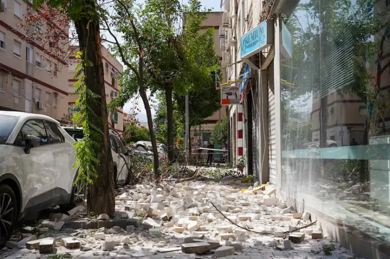 A new 4.8 magnitude earthquake shakes Granada and leaves three people with minor injuries