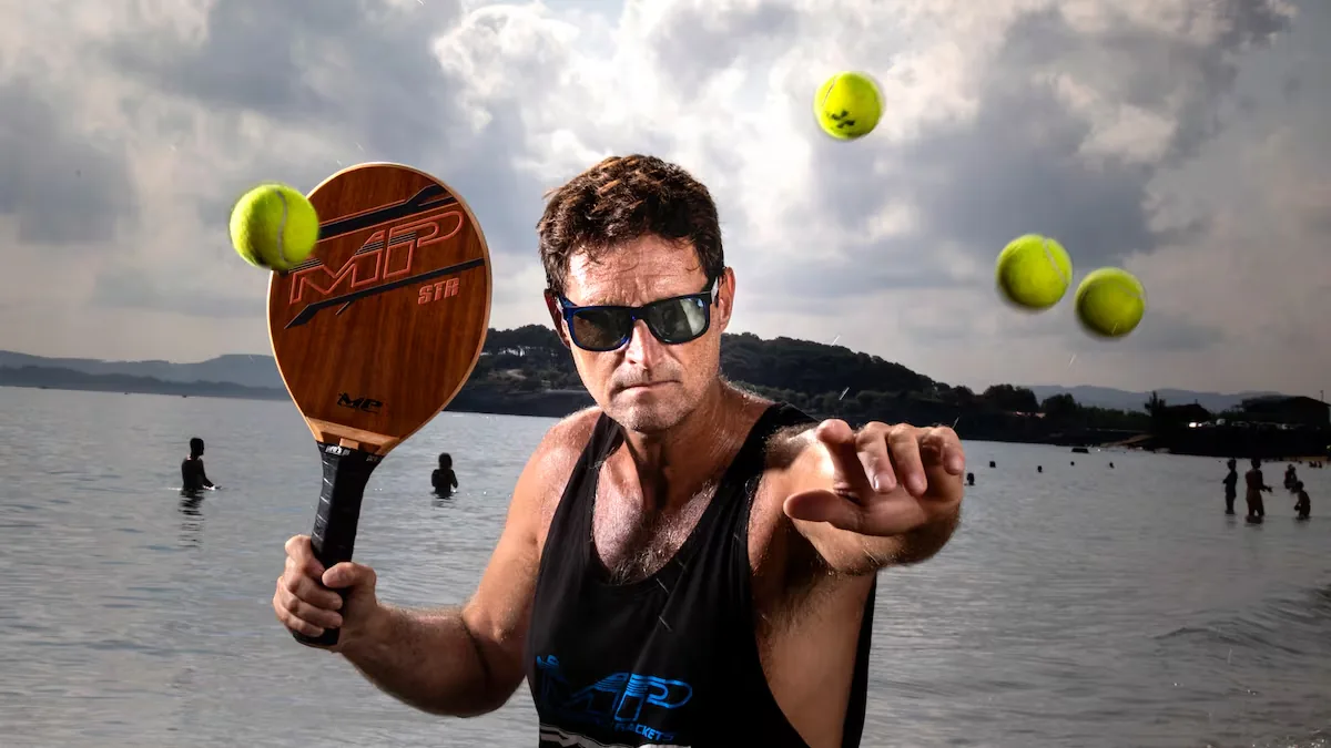 Ángel Ortiz, the grandson of the inventor of beach paddles, wants to revolutionize this sport