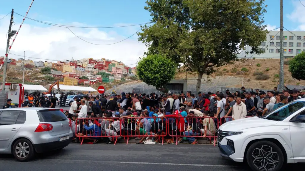 The group of Maghreb migrants gathering at the gates of the Loma Colmenar camp grows