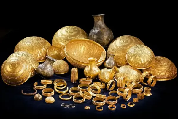 The Treasure of Villena is stolen, one of the most important Bronze Age finds in Europe