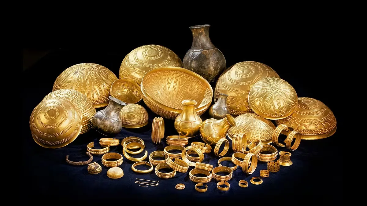 The Treasure of Villena is stolen, one of the most important Bronze Age finds in Europe