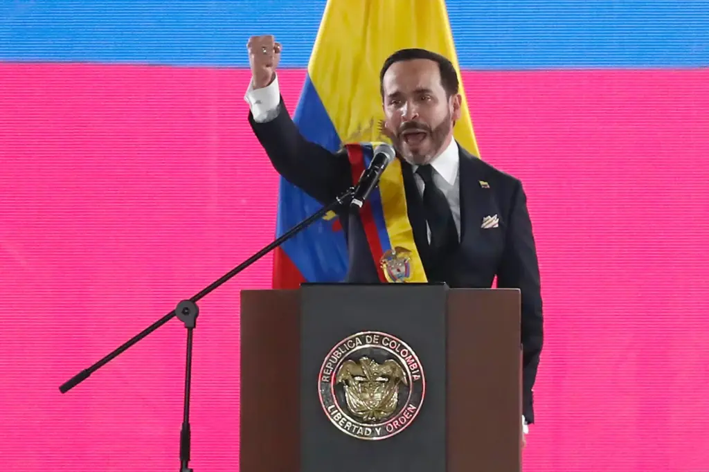 Abelardo de la Espriella swears in before the congressmen but gives his first speech to the military