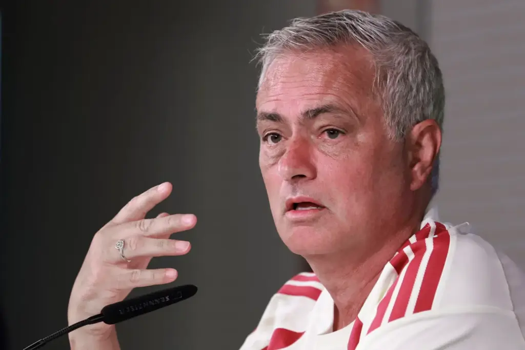 Mourinho, en su primera rueda de prensa: “Con cada título del Real Madrid, tenía una llamada del presi”
