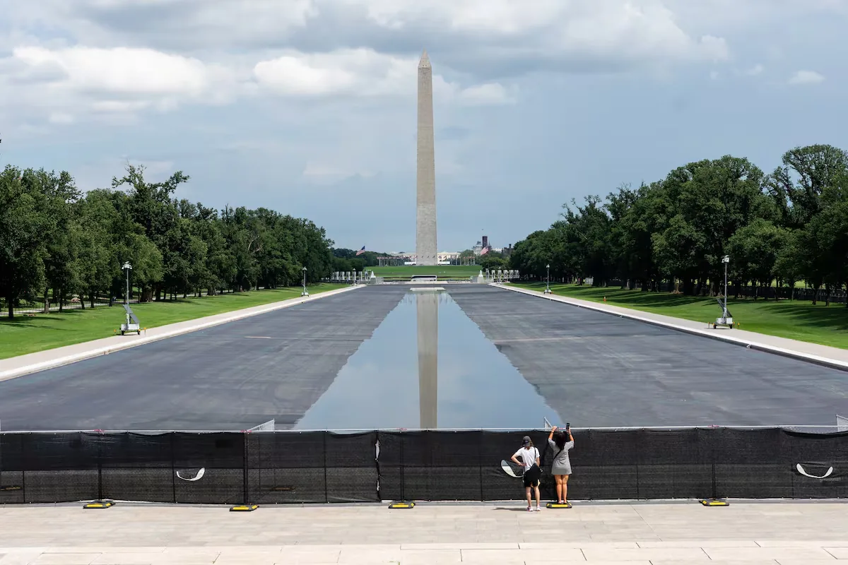 El caso de la piscina reflectante de Washington se le atraganta a Trump