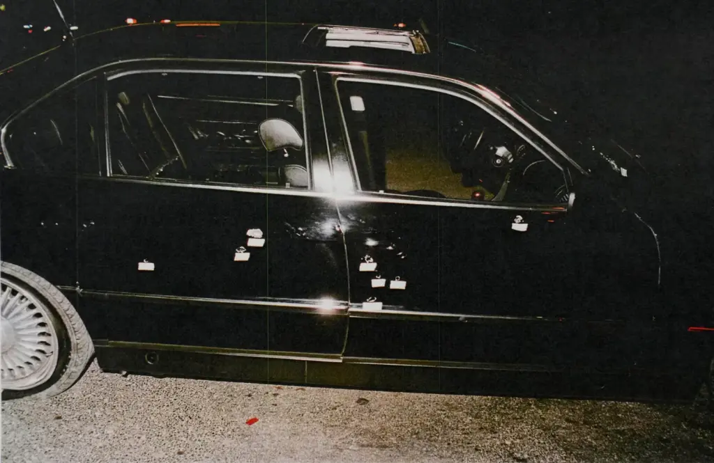 Fotografía distribuida por la policía de Las Vegas muestra el auto donde viajaba Tupac Shakur en septiembre de 1996.