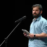 Boric le lee una carta a su hija Violeta en Uruguay: “Estamos contentos y radiantes. También consternados y rabiosos”