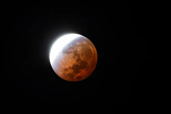 Another eclipse arrives in Spain this August, but this one is partial and lunar: “It will have the color of all the sunsets on Earth”