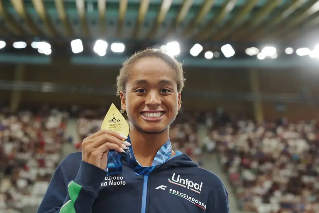 Sara Curtis shatters the 50m backstroke world record