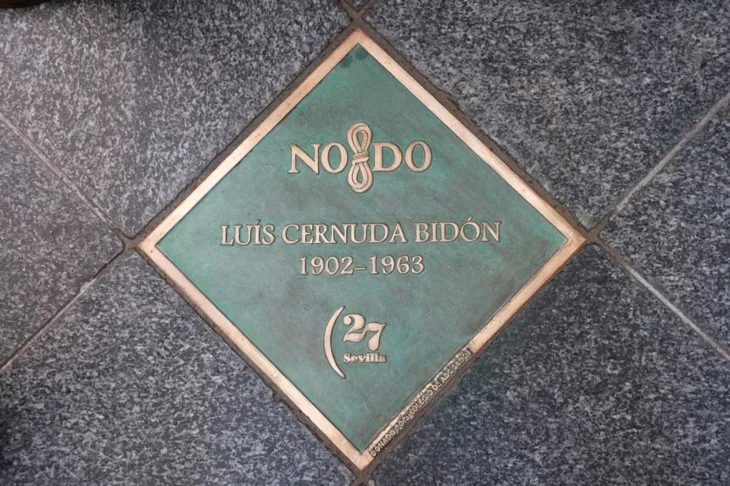 Persisten los errores en la placa al poeta en Sevilla: “Debe figurar Luis Cernuda y nada más”