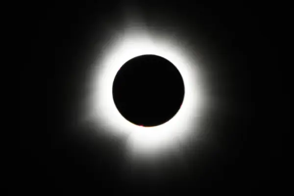 Así se vieron los eclipses solares totales de los últimos siete años