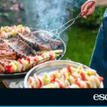 It has a triple layer and cleans in seconds: with this barbecue mat you will protect the grass from sparks and grease