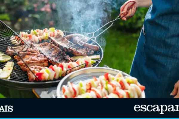 It has a triple layer and cleans in seconds: with this barbecue mat you will protect the grass from sparks and grease