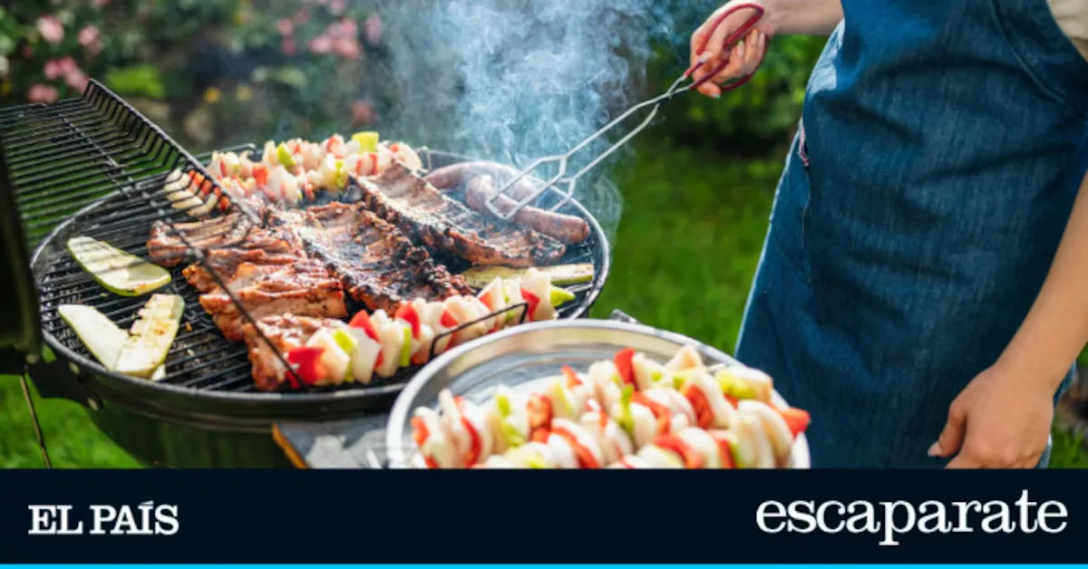 It has a triple layer and cleans in seconds: with this barbecue mat you will protect the grass from sparks and grease